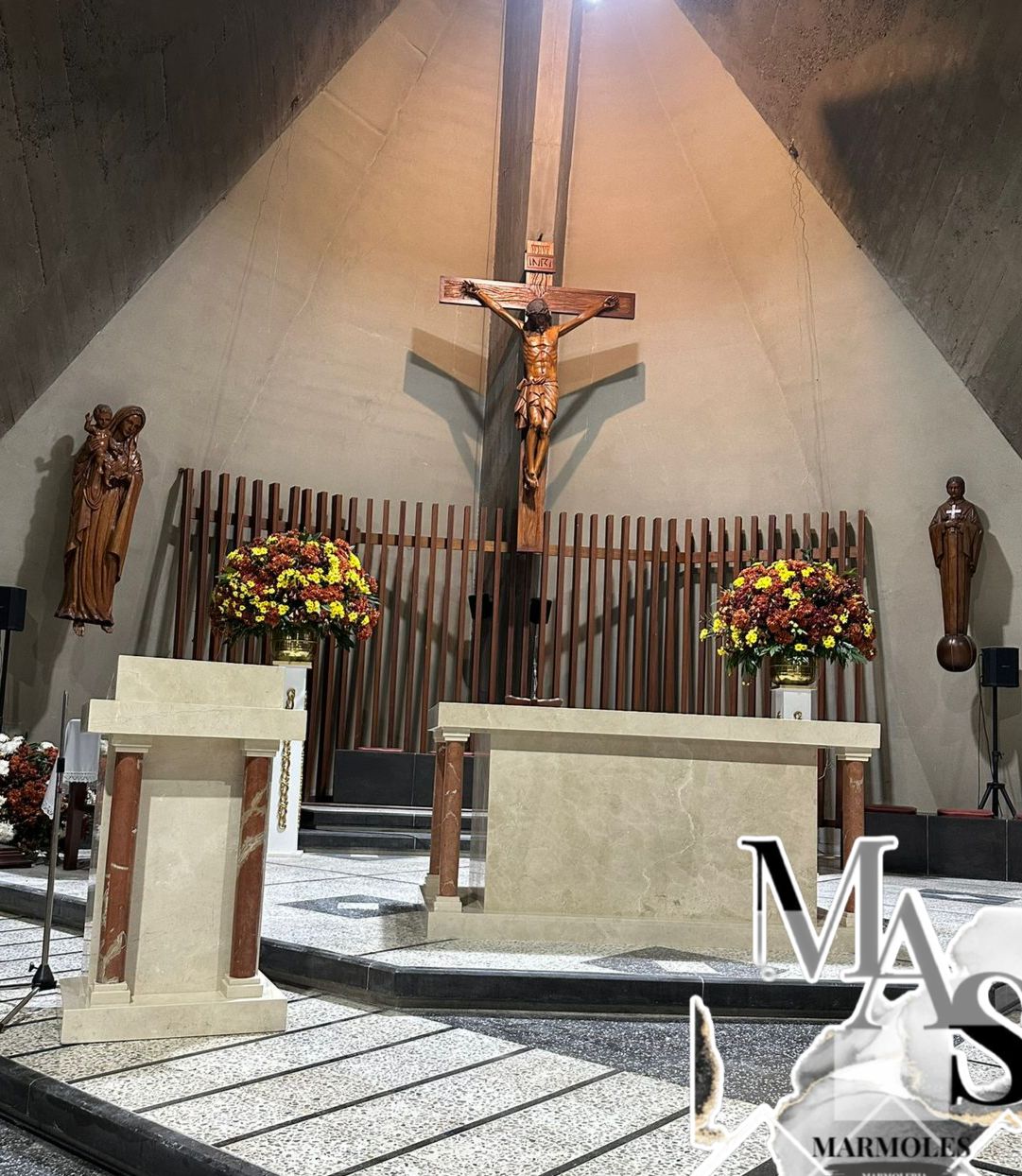 Altar iglesia Santa Gema ubicada en la ciudad de Medellín, en mármol crema marfil y rojo alicante