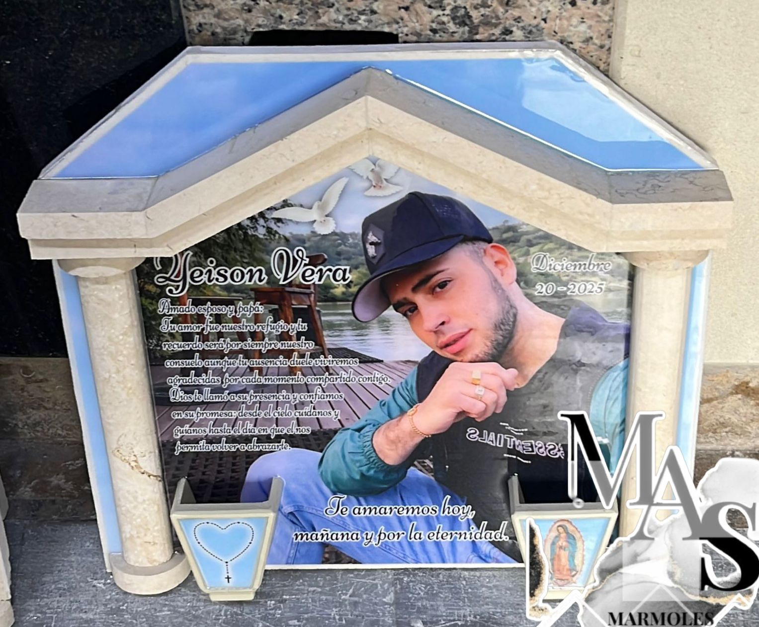 Diseño de casa con fotografía y recordatorio sublimado en mármol